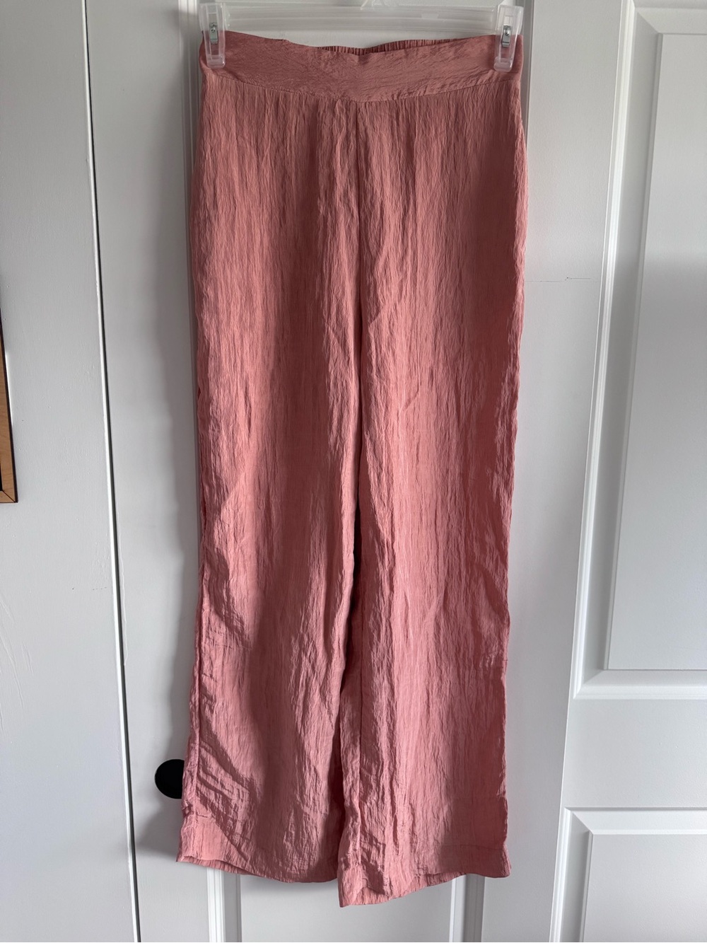 House of Harlow wide leg pants feature a dusty pink color and a crinkled texture